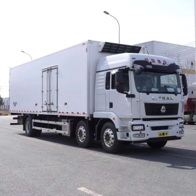 重汽小三軸9米6冷藏車(chē)