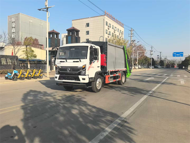 容積可達(dá)12.5方的東風(fēng)大多利卡壓縮垃圾車(chē)送往西安