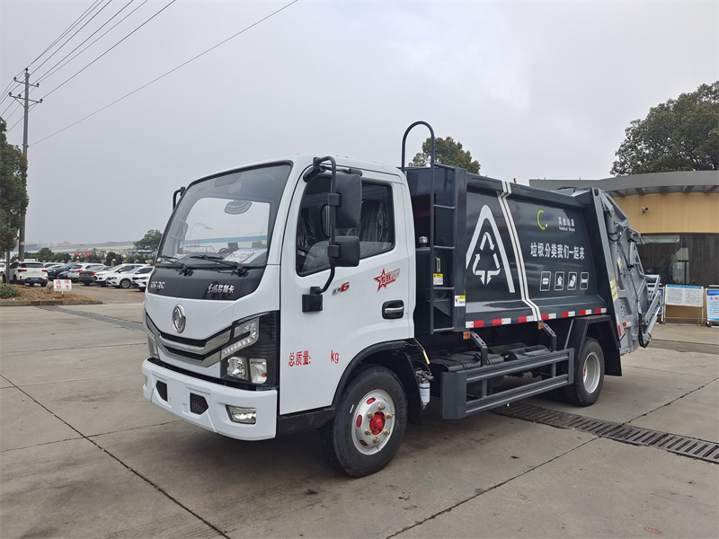 東風(fēng)D6小多利卡6方壓縮垃圾車(chē)送往四川廣安，外置油缸